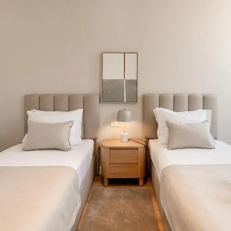 Apartmán A2 Spacious & Stylish For 9 In Bica, Downtown *