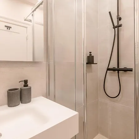 Apartmán A2 Spacious & Stylish For 9 In Bica, Downtown Lisboa