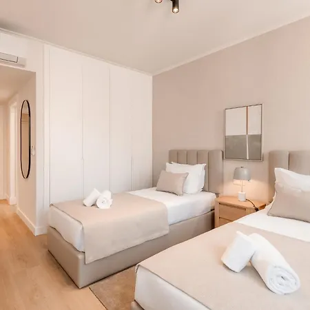 Apartmán A2 Spacious & Stylish For 9 In Bica, Downtown *