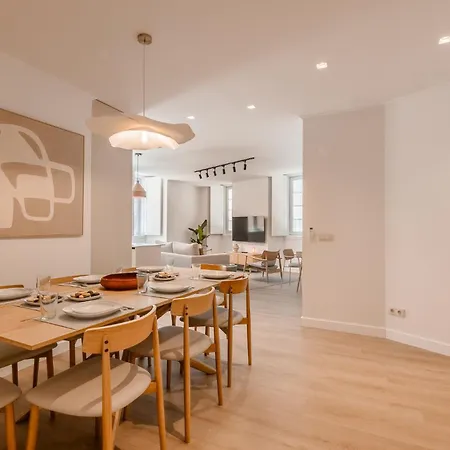 Apartmán A2 Spacious & Stylish For 9 In Bica, Downtown *