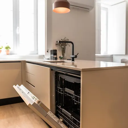 Apartamento A2 Spacious & Stylish For 9 In Bica, Downtown *