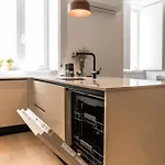 Apartment A2 Spacious & Stylish For 9 In Bica, Downtown *