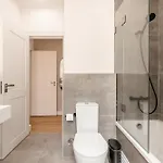 Apartment A2 Spacious & Stylish For 9 In Bica, Downtown