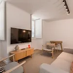 A2 Spacious & Stylish For 9 In Bica, Downtown Apartment