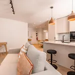 A2 Spacious & Stylish For 9 In Bica, Downtown Apartment *