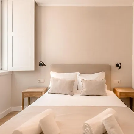 Apartment A2 Spacious & Stylish For 9 In Bica, Downtown