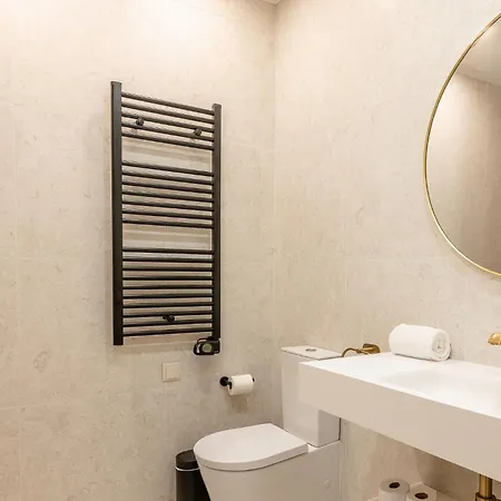 Apartment A2 Spacious & Stylish For 9 In Bica, Downtown *