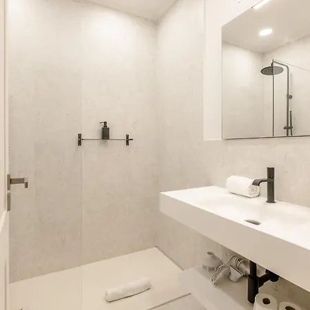 A2 Spacious & Stylish For 9 In Bica, Downtown Apartment *